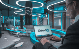 Boostez votre visibilité immédiatement sur LinkedIn grâce à ce prompt ChatGPT clair et efficace.